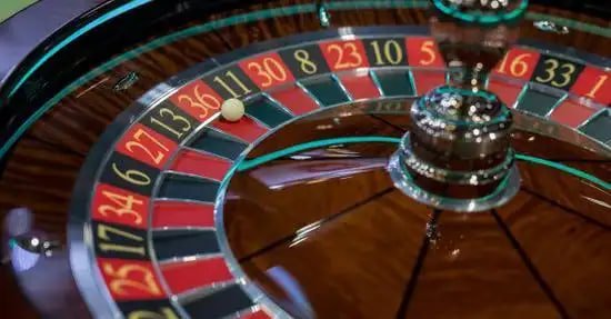 slot513 ပရိုမိုးရှင်း Welcome Bonus နှင့် Cashback ဆုလာဘ်များ ကစားသမားများ ရယူနေသောပုံ